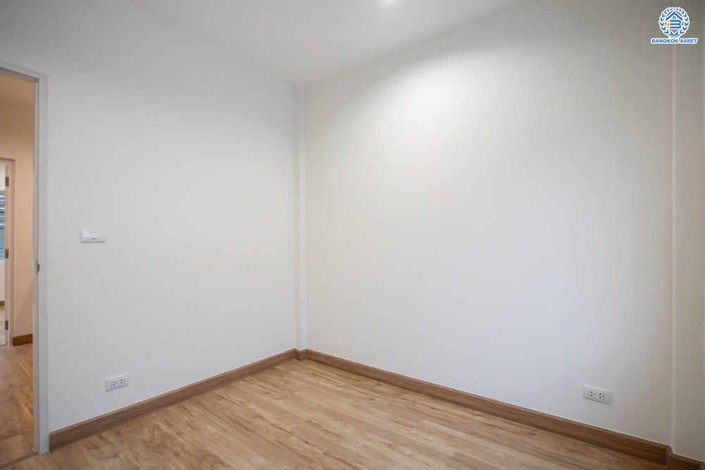 บ้านมือสองตกแต่งใหม่ โครงการ เดอะทรัสต์ทาวน์ ราชพฤกษ์-รัตนาธิเบศร์ จากแบรนด์ Q.House ทาวน์เฮ้าส์หลังใหญ่ ได้เนื้อที่กว่า 23.6 ตร.ว. ฟังก์ชัน 3 ห้องนอน 2 ห้องน้ำ 2 ที่จอดรถ ตั้งบนทำเลเชื่อมต่อใจกลางเมือง  ติดถนนราชพฤกษ์ ใกล้รถไฟฟ้าสายสีม่วง "สถานีบางรักน้อยท่าอิฐ"